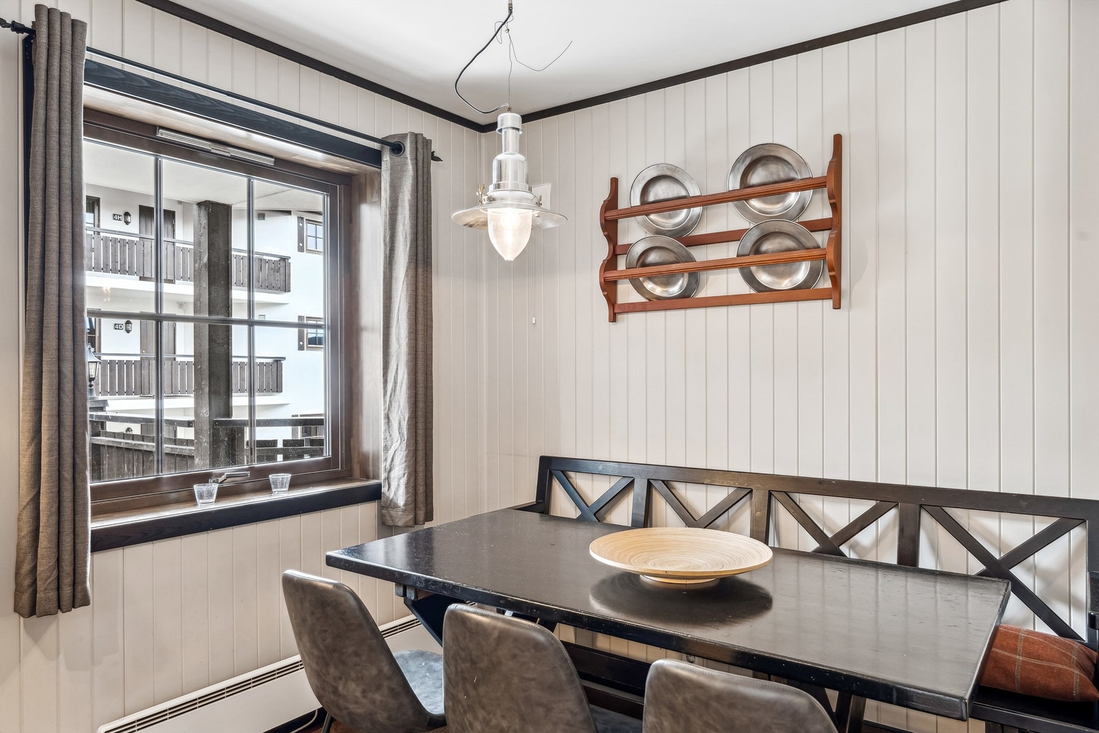 Spisestuen er praktisk plassert i forhold til kjøkkenet Galleribilde