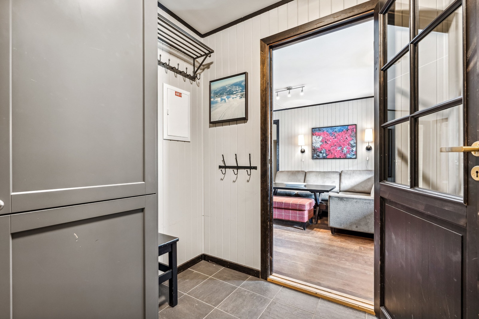 Videre tar man seg inn til en lys og koselig stue med åpen løsning mot kjøkkenet. Galleribilde