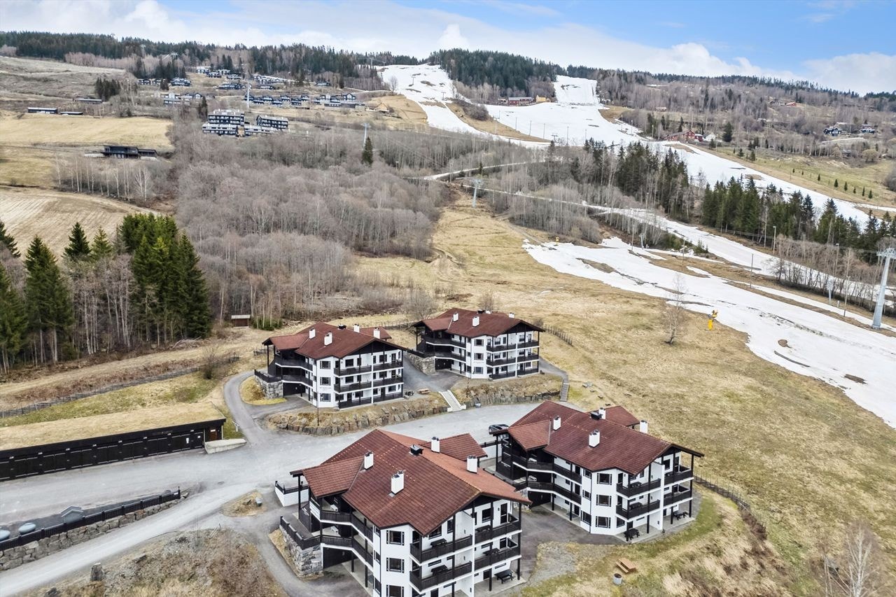 Leiligheten har også sentral beliggenhent mot Øyer med koselige spisesteder og butikker, og Lillehammer med den pulserende gågata ligger kun ca 15 minutters kjøretur unna! Galleribilde