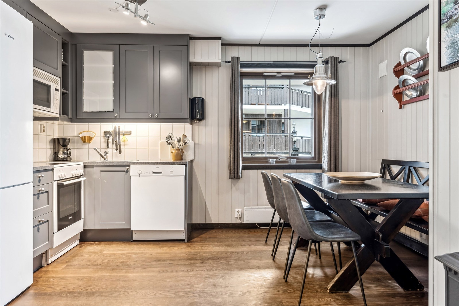 Stuen har en fin åpen løsning til kjøkkenet, her har man også fin plass for spisemøblement. Galleribilde