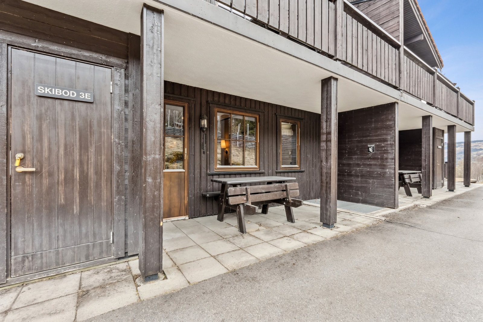 Leiligheten disponerer en praktisk utvendig bod. Galleribilde