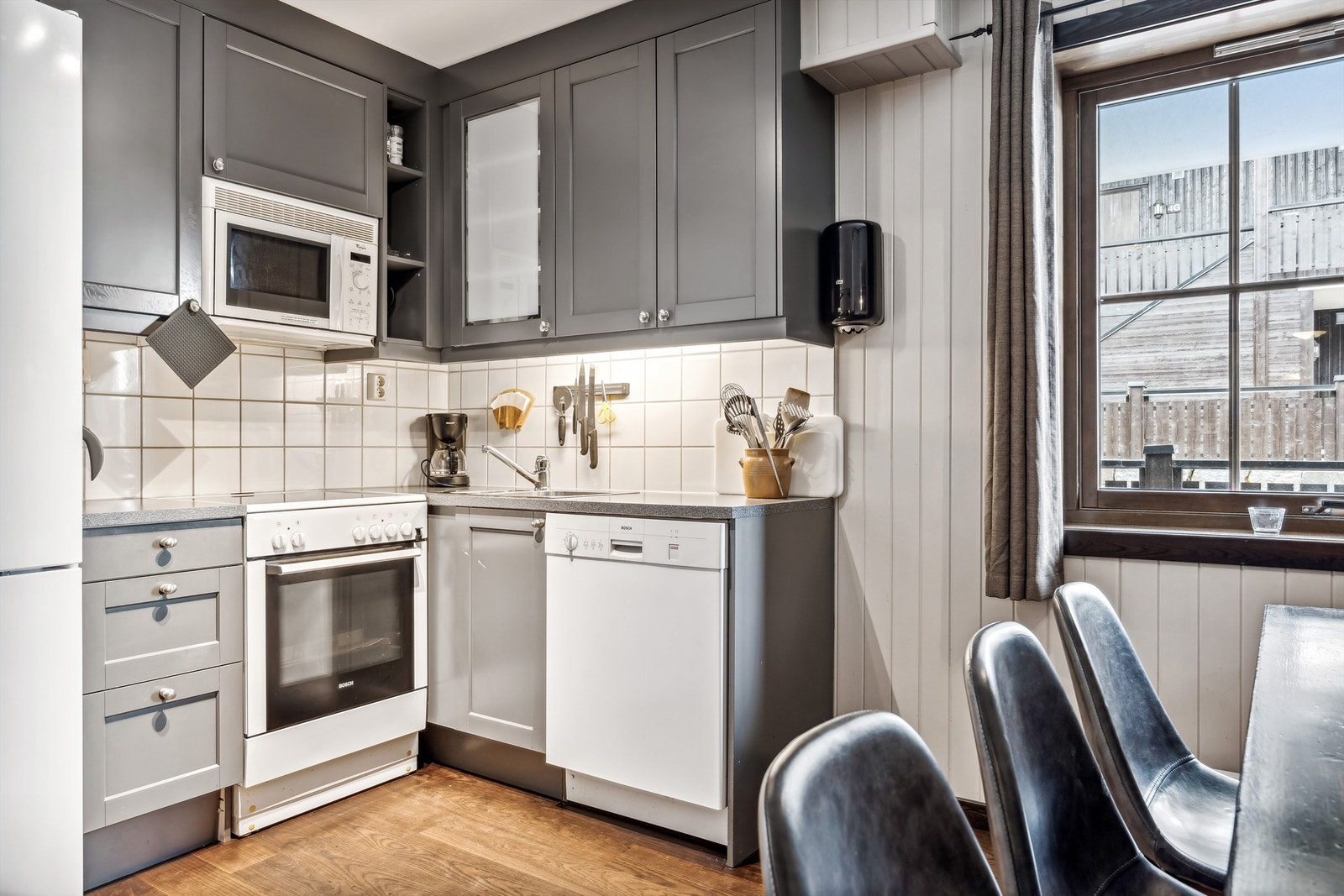 Solid takhøy grå kjøkkeninnredning med fin plass i skuffer og skap. Galleribilde