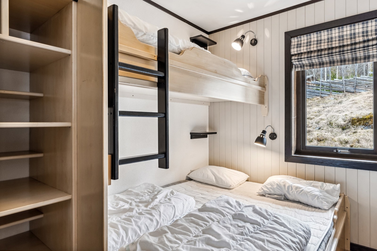 Begge rom med dobbeltsenger med enkeltseng over montert på veggen. Totalt 6 sengeplasser. Galleribilde