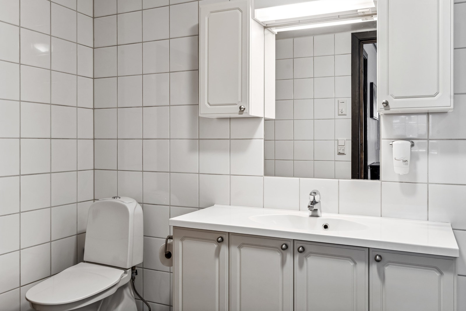 Romslig flislagt baderom med varmekabler i gulv . Galleribilde