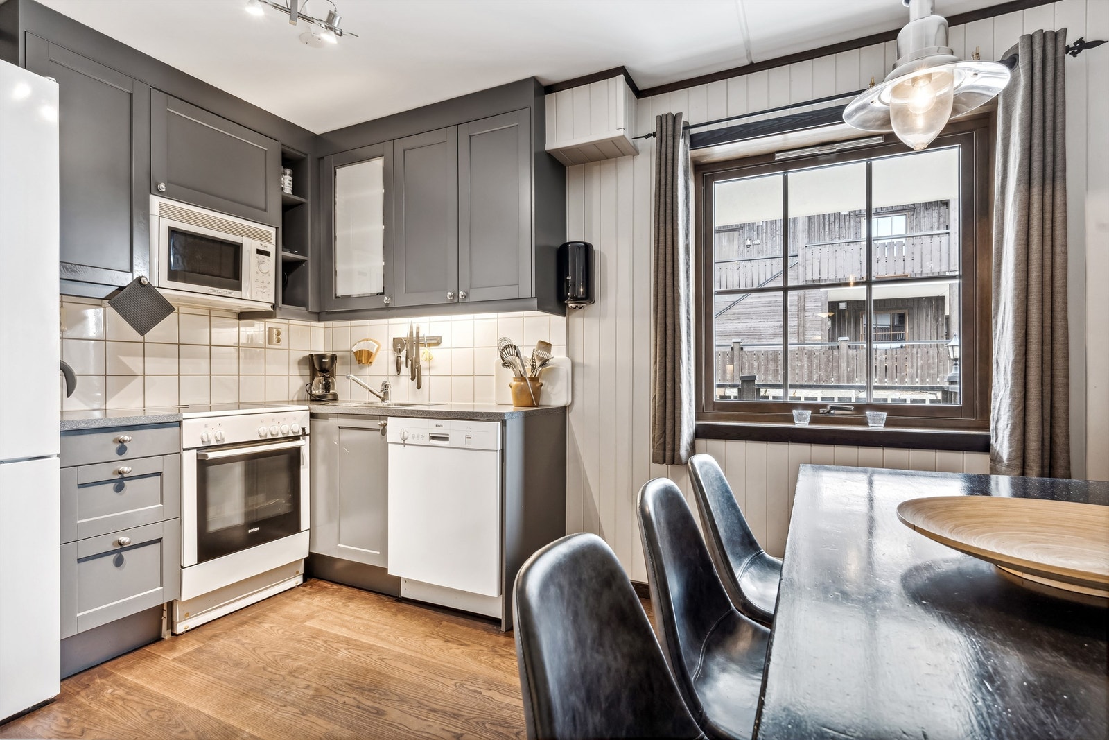 Kjøkkenet har fin plass i skuffer og skaå. Galleribilde