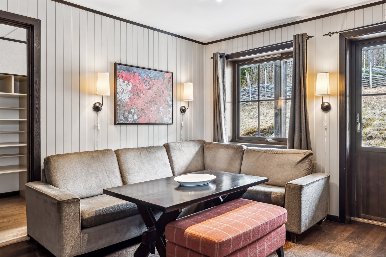 Stuen har malte panelvegger og parkett på gulvet. Galleribilde