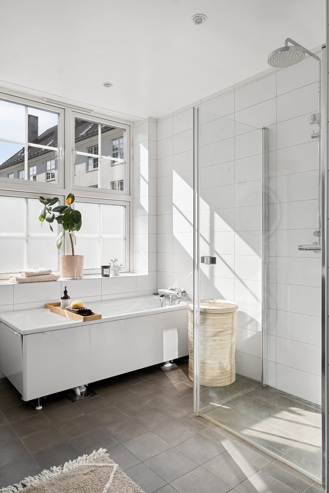 Innredet med vegghengt klosett, servant nedfelt i innredning, speilskap med lys, badekar og dusjhjørne med svingbare glassdører. Naturlig ventilasjon. Galleribilde
