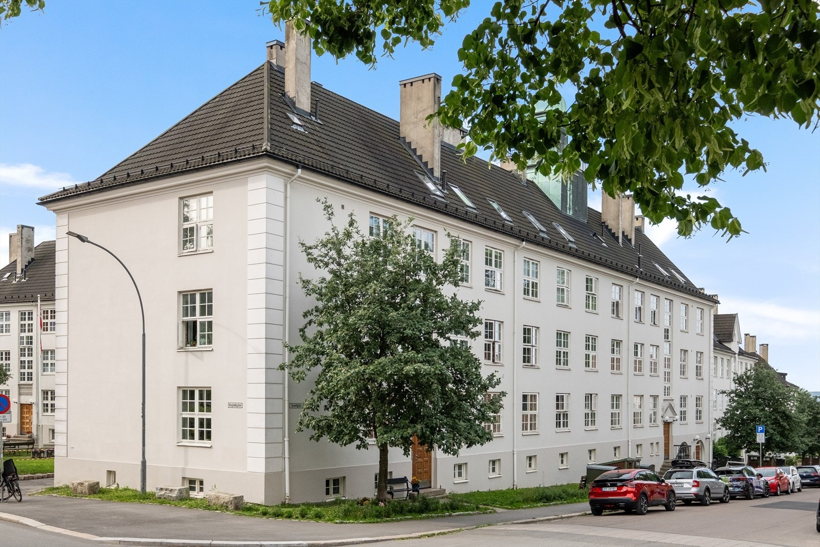 Fasade med lekker arkitektur fra 1917. Galleribilde