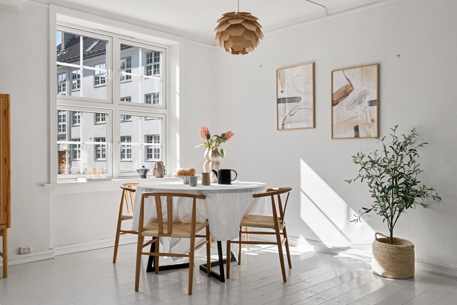 Store vindusflater som gir rikelig med luft og lys. Vinduer er fra 2020. Galleribilde