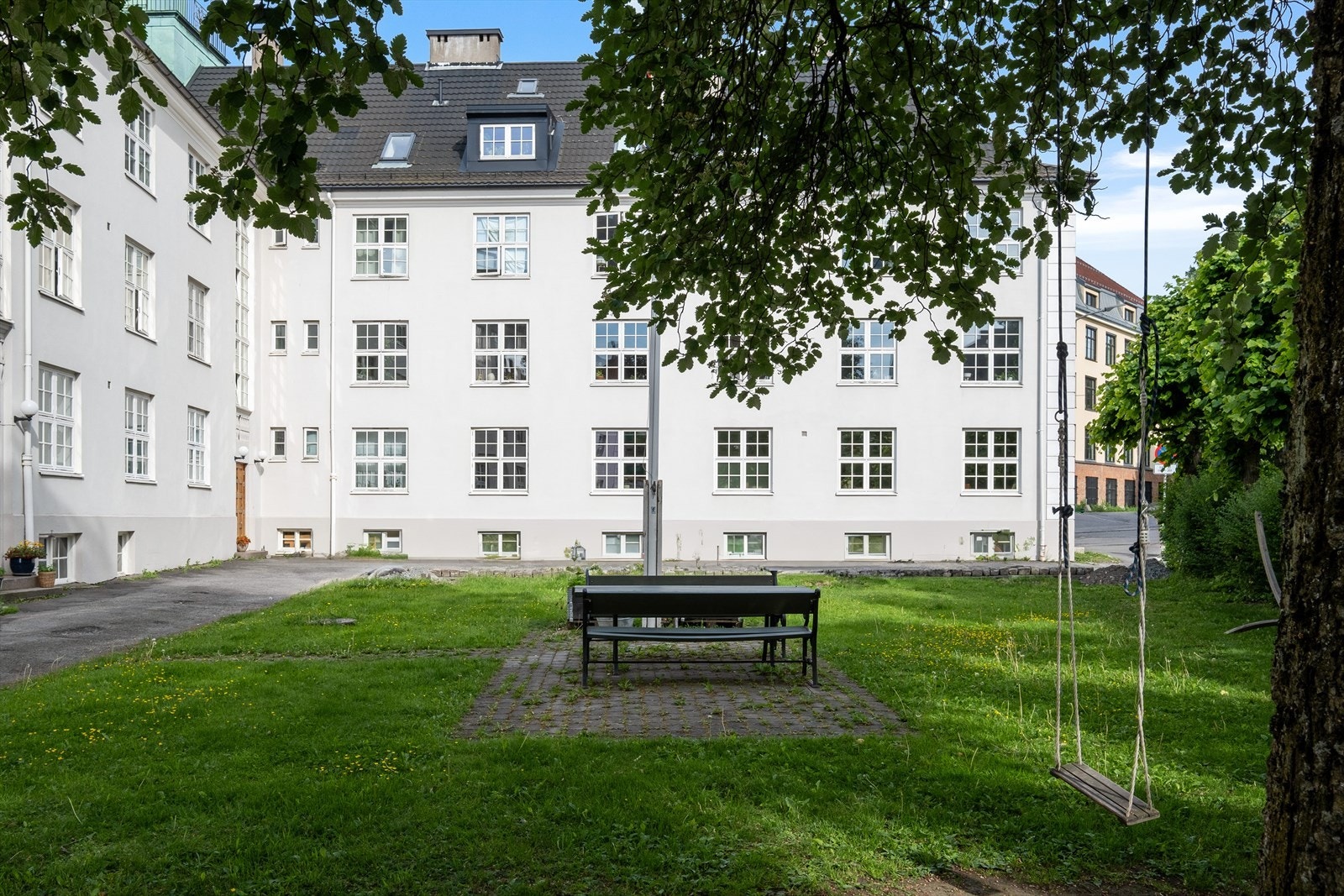 Idyllisk bakgård. Det er også en stor indre bakgård i borettslaget med grillområde og lekeplass, hvor det er blitt arrangert julegrantenning, utekino og bakgårdskafé. Galleribilde