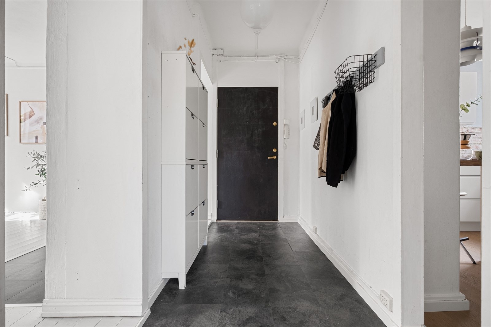 Plass til å henge fra seg sko og yttertøy. Galleribilde