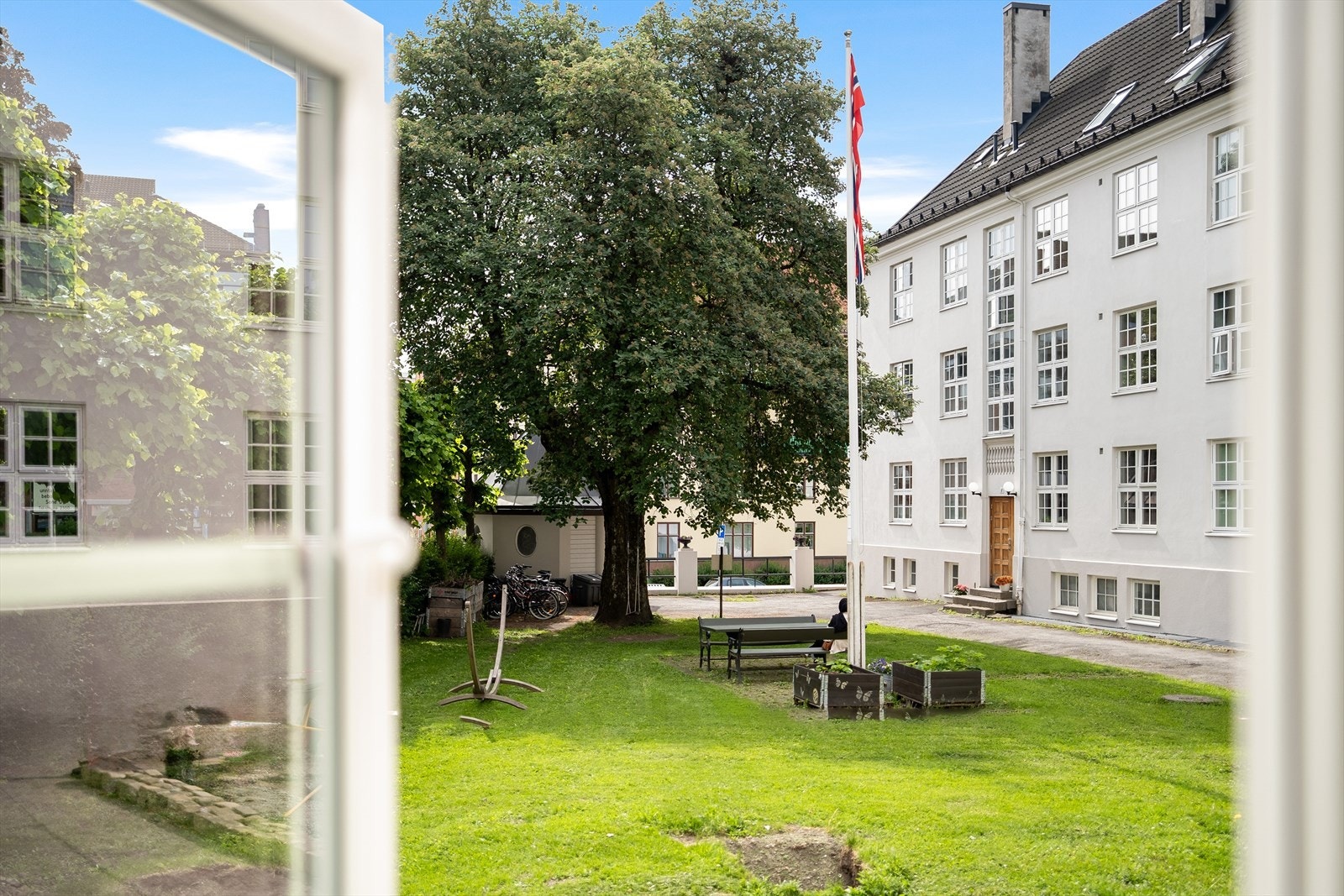 Leiligheten vender mot rolig, indre gårdsrom med flotte plenarealer. Galleribilde