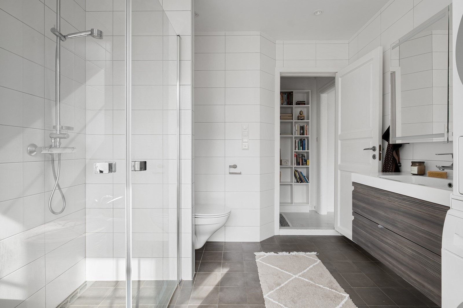 Badet har en tidsriktig fliskombinasjon og lekker innredning. Galleribilde