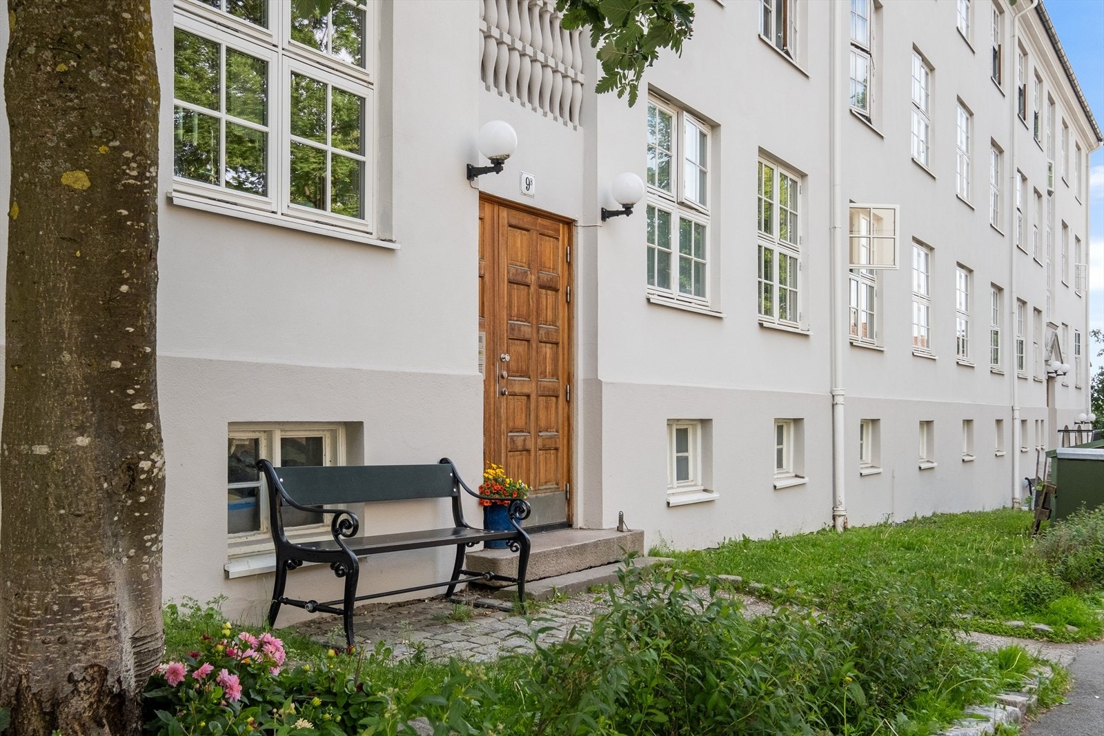 Inngangparti med forhage. Galleribilde