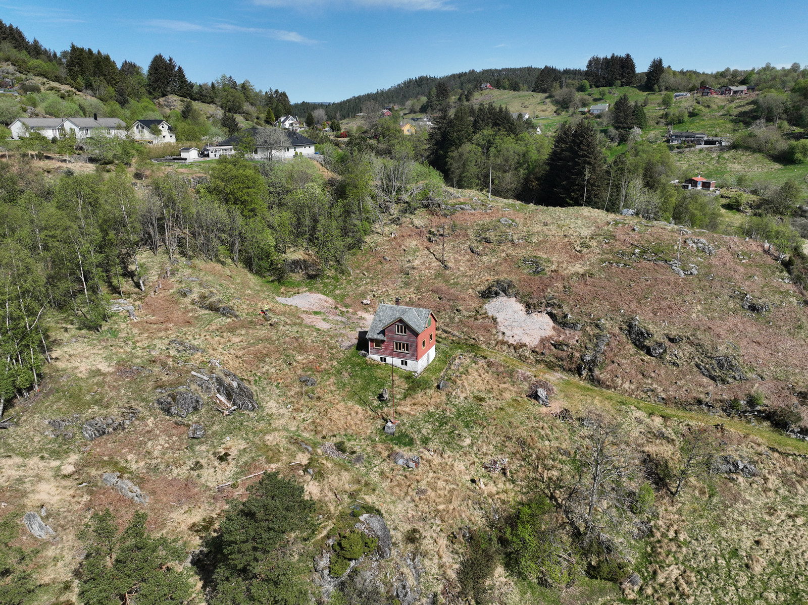 Naturskjønt område i landlige omgivelser. (Den røde boligen kommer til å fjernes).