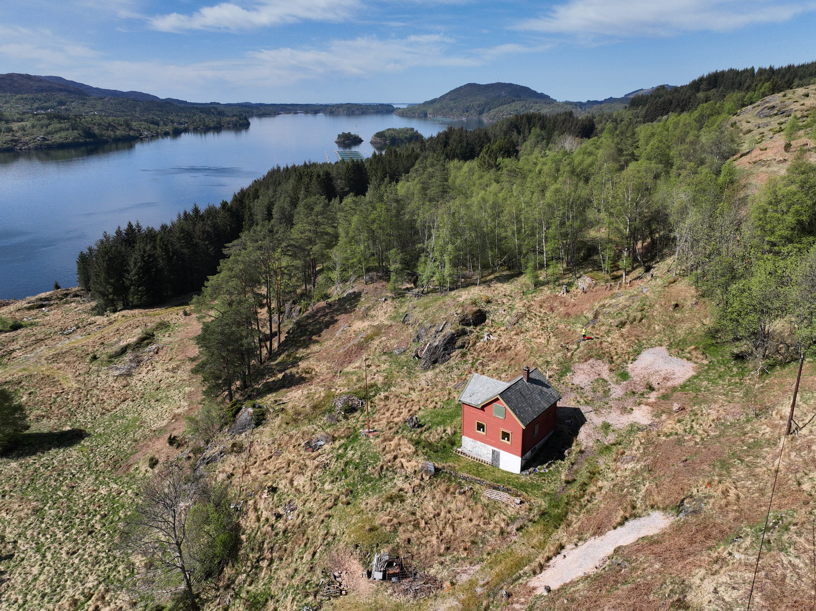 Et rolig boligområde 15 min. kjøring fra Knarvik. (Den røde boligen kommer til å fjernes).