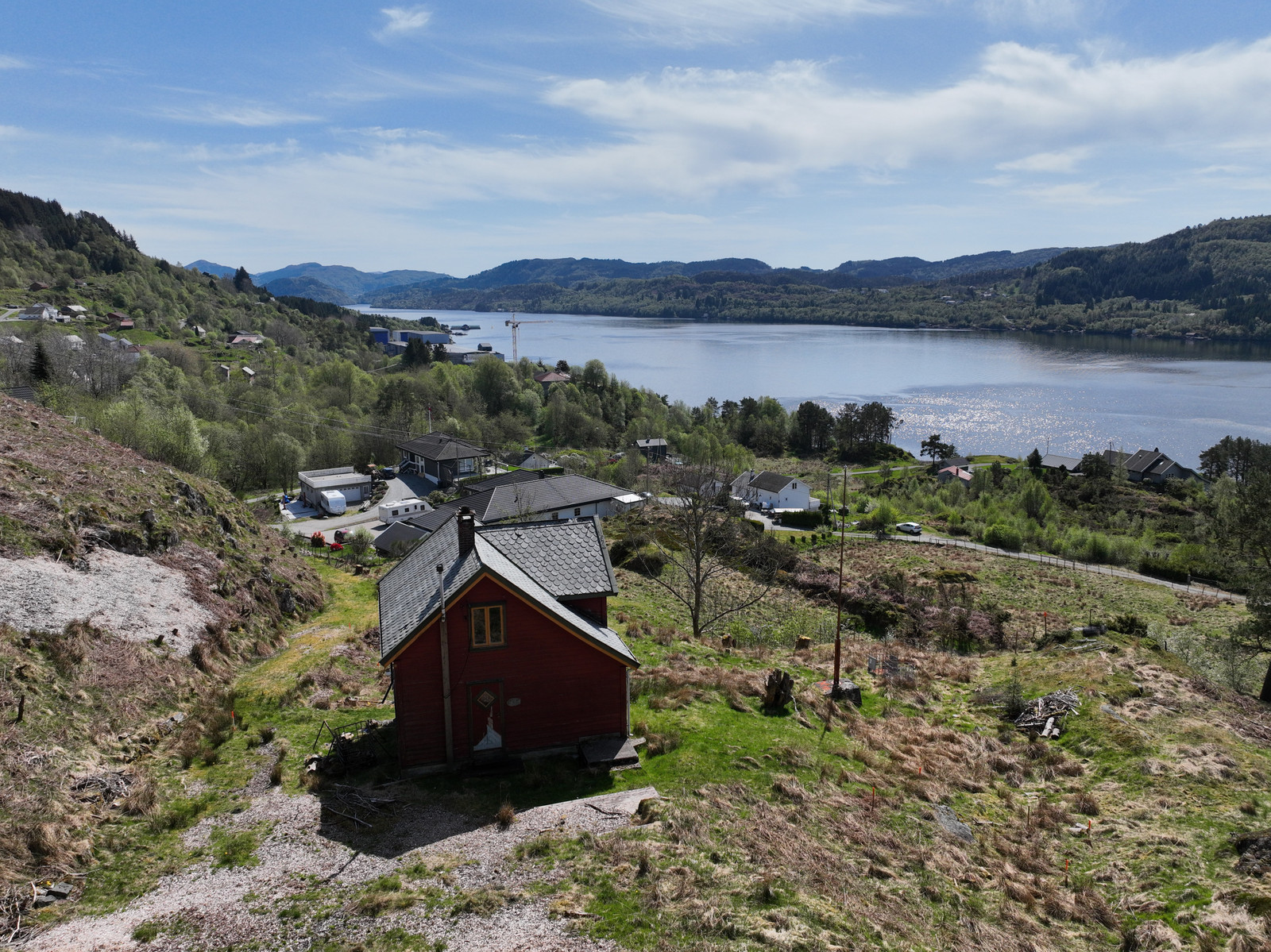 Naturskjønt område i landlige omgivelser. (Den røde boligen kommer til å fjernes).