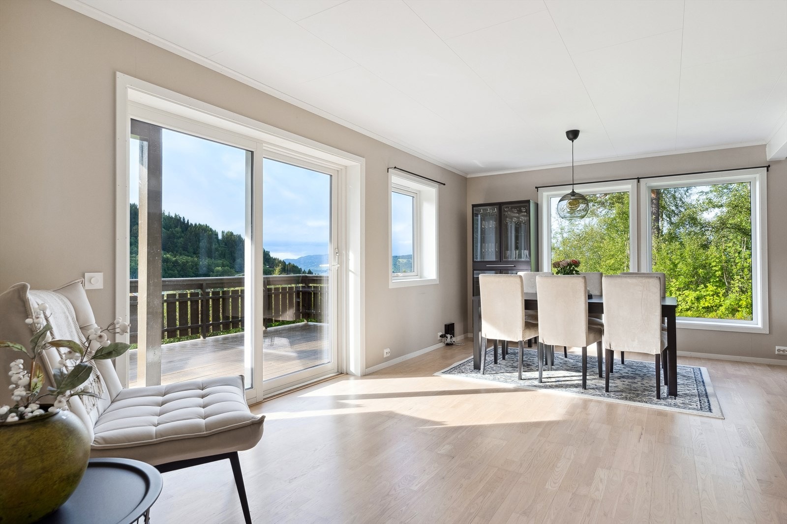 De store vinduene gjør at utsikten kan nytes inne, mens en skyvedør gjør det lett å trekke ut på de varme dagene. Galleribilde