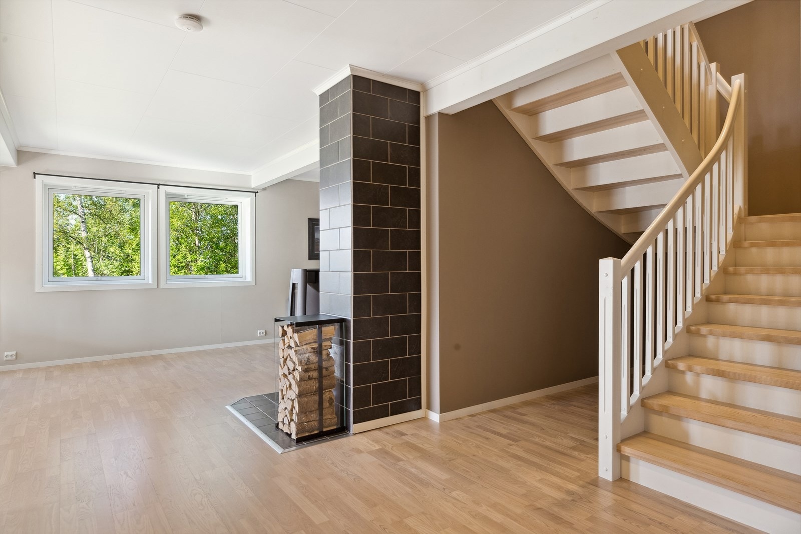 I gangen innenfor entreen er det trapp opp til andre etasje. Galleribilde