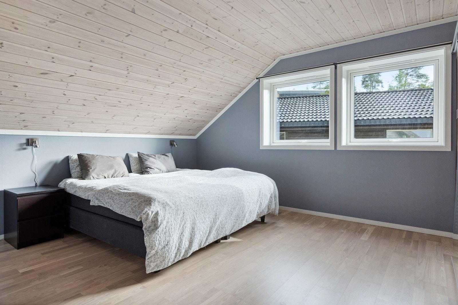 Det minste soverommet er på 9,6 kvm, de to mellomste er på 11 kvm og de to største er på 15,5 kvm. Galleribilde