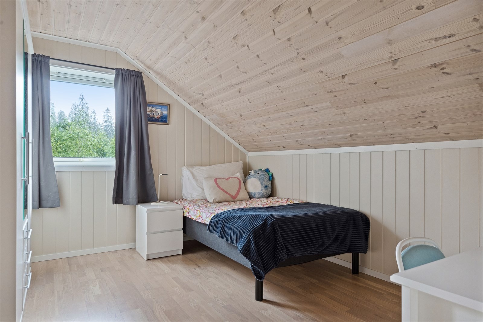 Av lagringsmuligheter finnes det fire boder i garasjen, to i hver etasje. Galleribilde