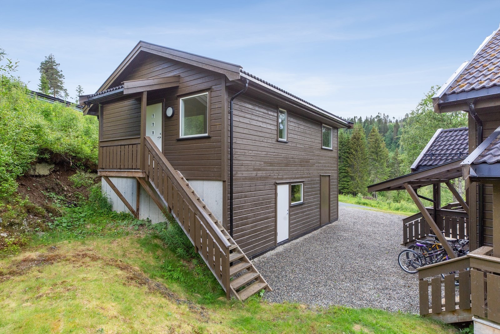 Loftet over garasjen ble innredet i 2016 og har adkomst via utvendig trapp. Galleribilde