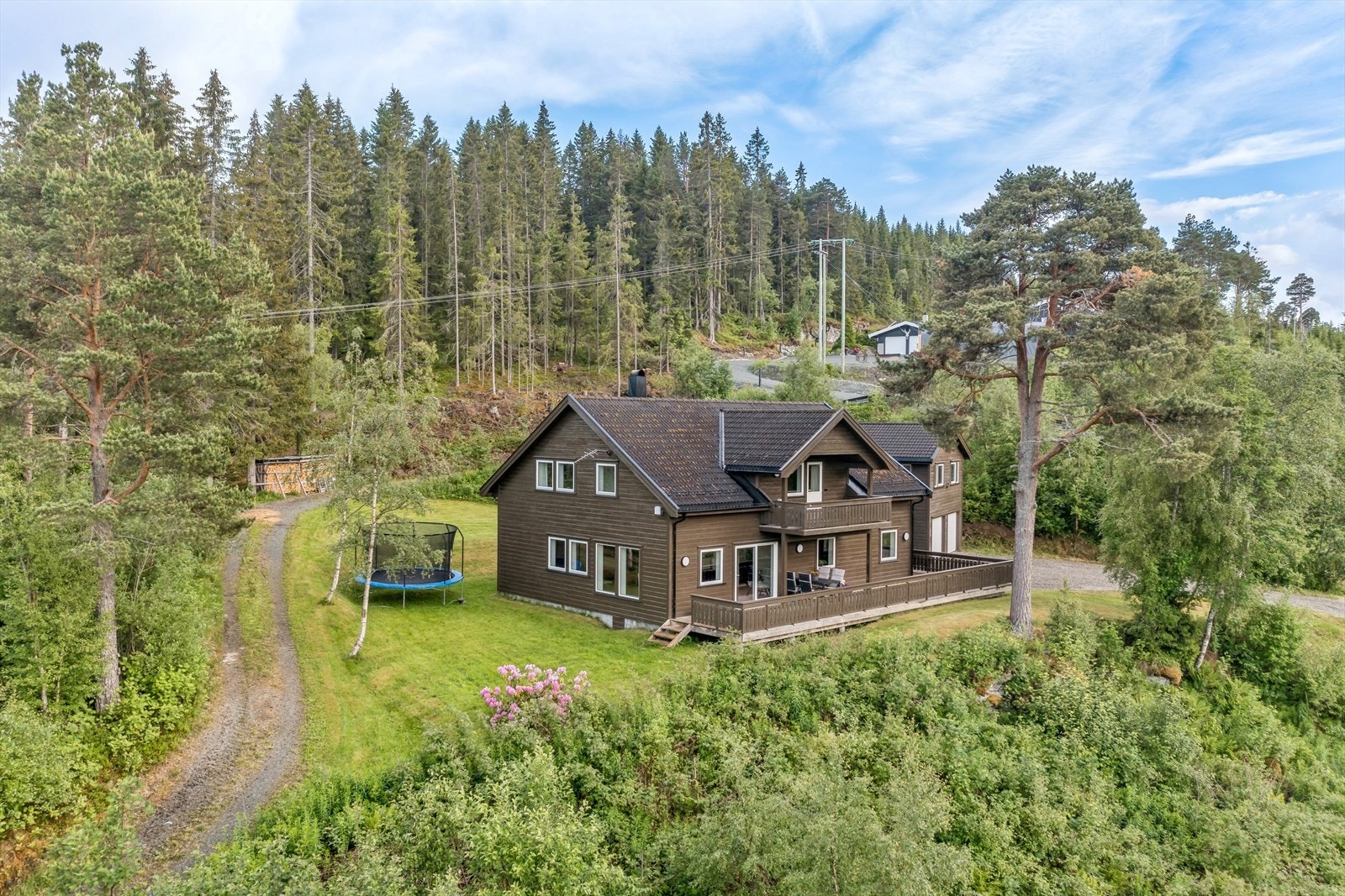 Aktiv Eiendomsmegling v/ Marius Kvalvik har gleden av å presentere Buvikåsvegen 501. Galleribilde