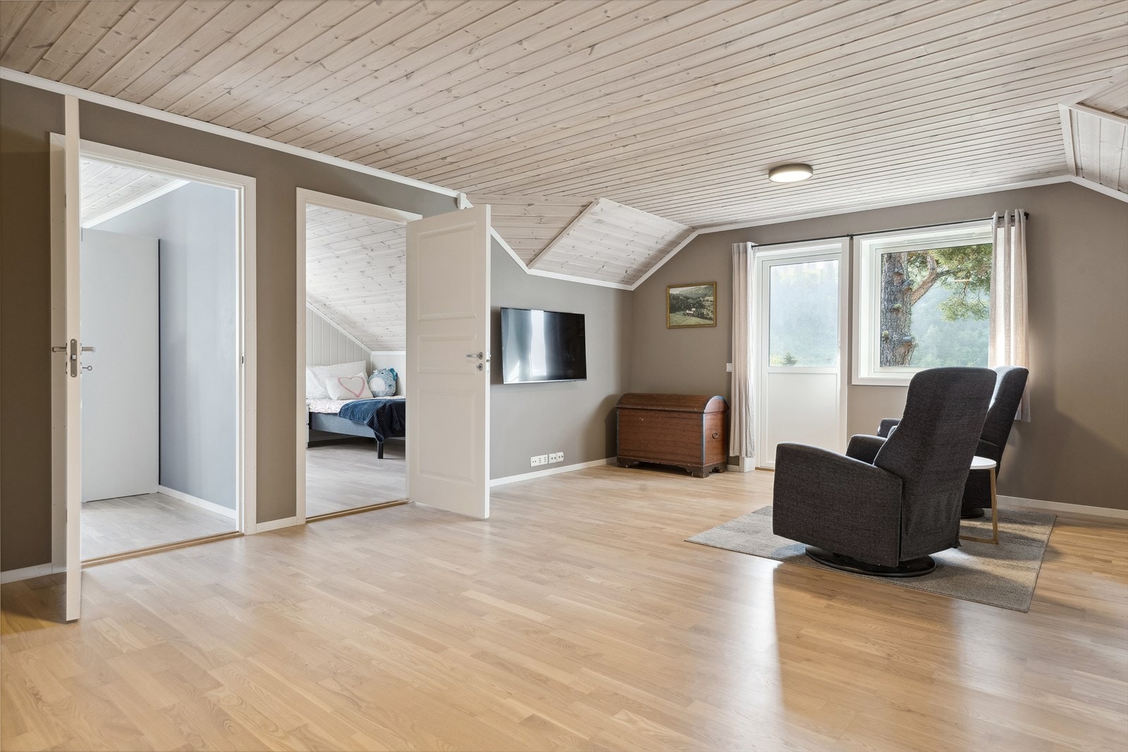 Fra loftstuen er det utgang til en overbygd balkong på rundt 8 kvm. Galleribilde