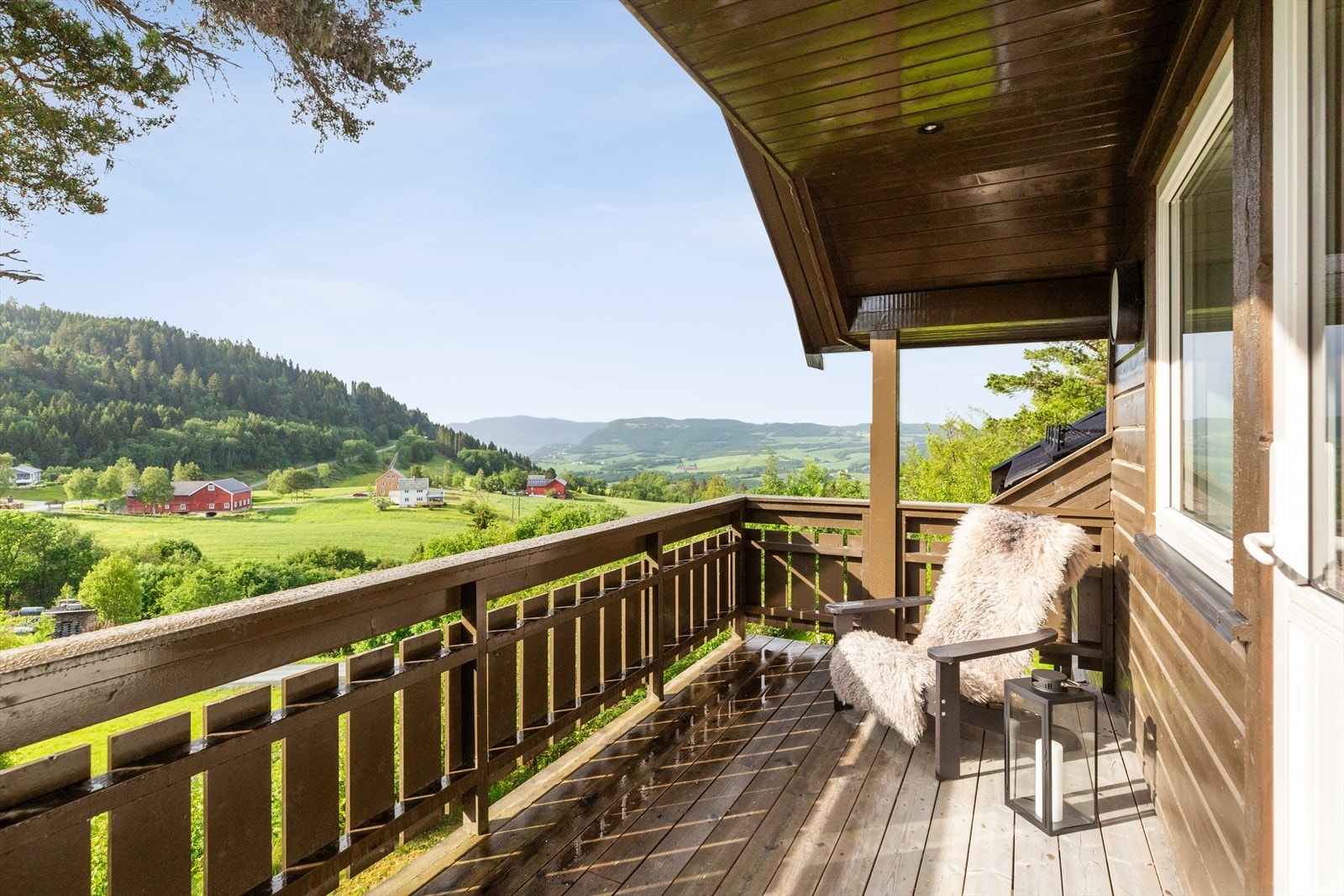 Utsikten fra balkongen er om mulig enda flottere enn fra terrassen under. Galleribilde