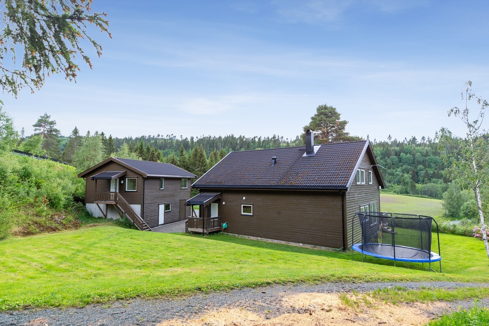 Boligen ligger flott til helt i skoggrensen på en stor, usjenert tomt. Galleribilde