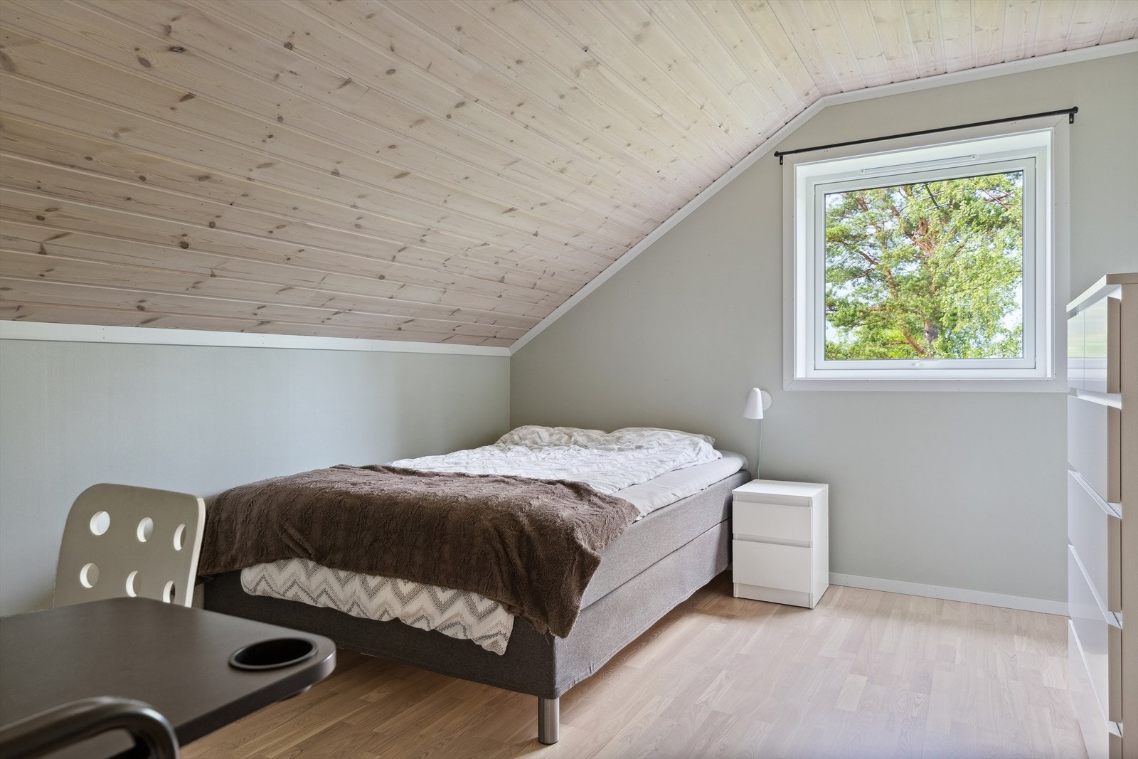 De fire soverommene i andre etasje har alle malte vegger i duse farger. Galleribilde