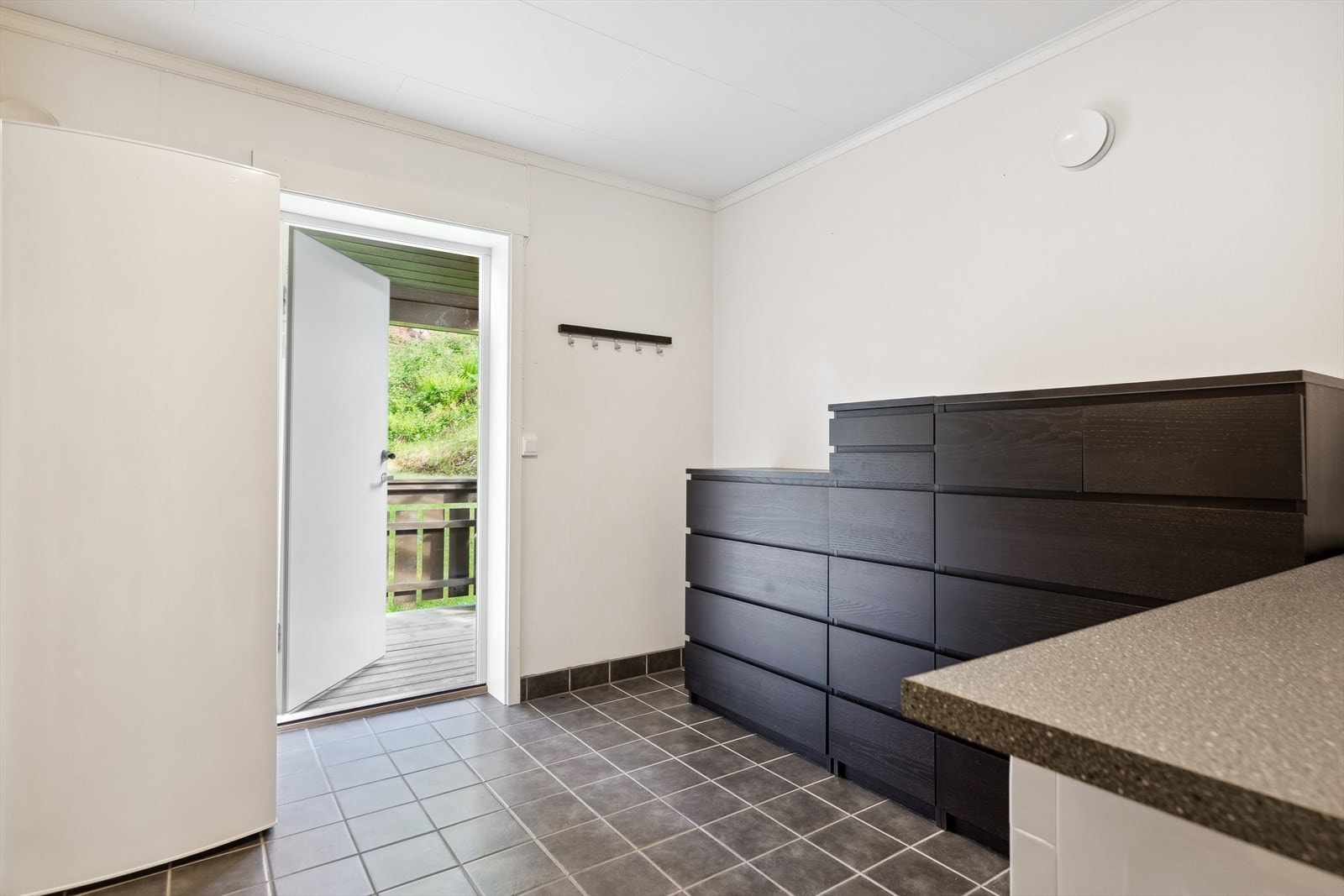 Fra vaskerommet er det utgang til balkong og videre ned til gårdsplass, perfekt om man har barn og dyr i huset. Galleribilde