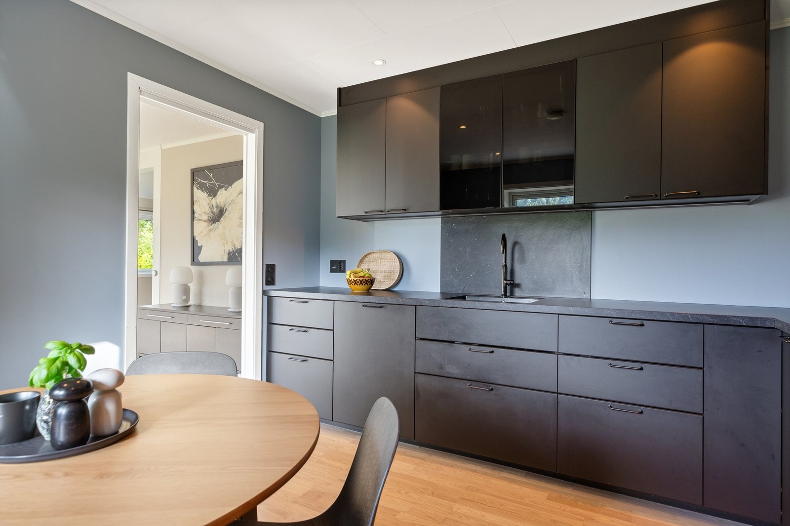 Alle hvitevarer er integrert og består av koketopp, stekeovn, oppvaskmaskin, mikro og kjøl/frys. Galleribilde