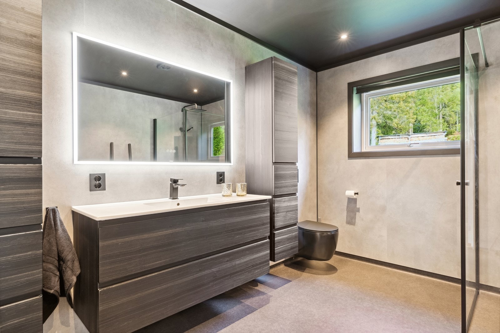 Boligen har et romslig bad, separat vaskerom og et toalettrom. Galleribilde