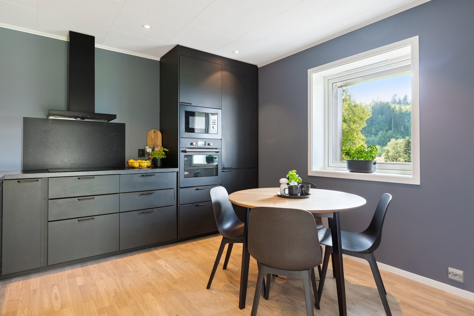 Ved et kjøkkenvindu er det god plass til et spisebord, perfekt til lekselesing, morgenkaffen og de gode samtalene. Galleribilde