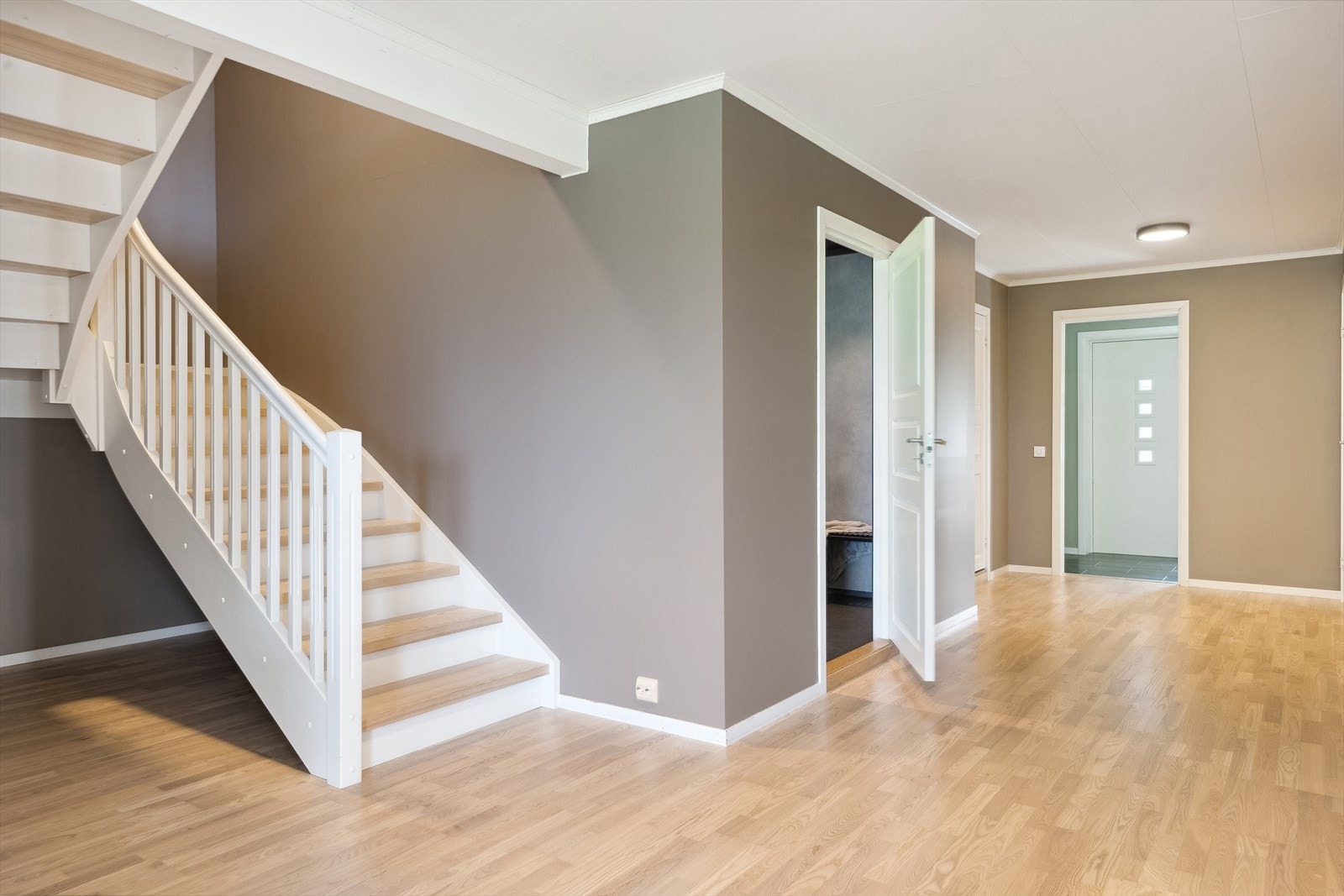 Første etasje består av bl.a. stue, kjøkken, bad, vaskerom, soverom og gang. Galleribilde