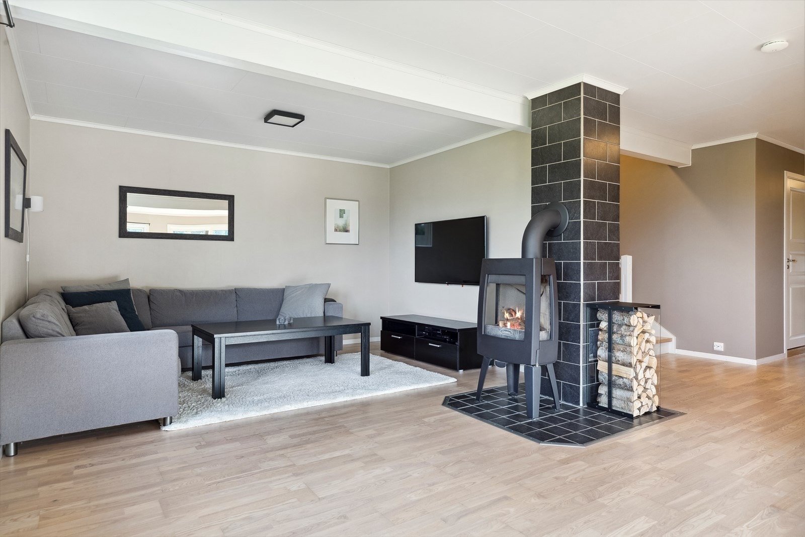 Stuen er av det tiltalende slaget og her ble det montert ny peisovn i 2021. Galleribilde