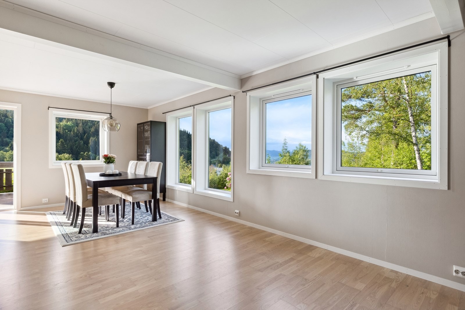 En rekke stuevinduer fyller rommet med herlig dagslys som endrer seg i takt med dagen. Galleribilde