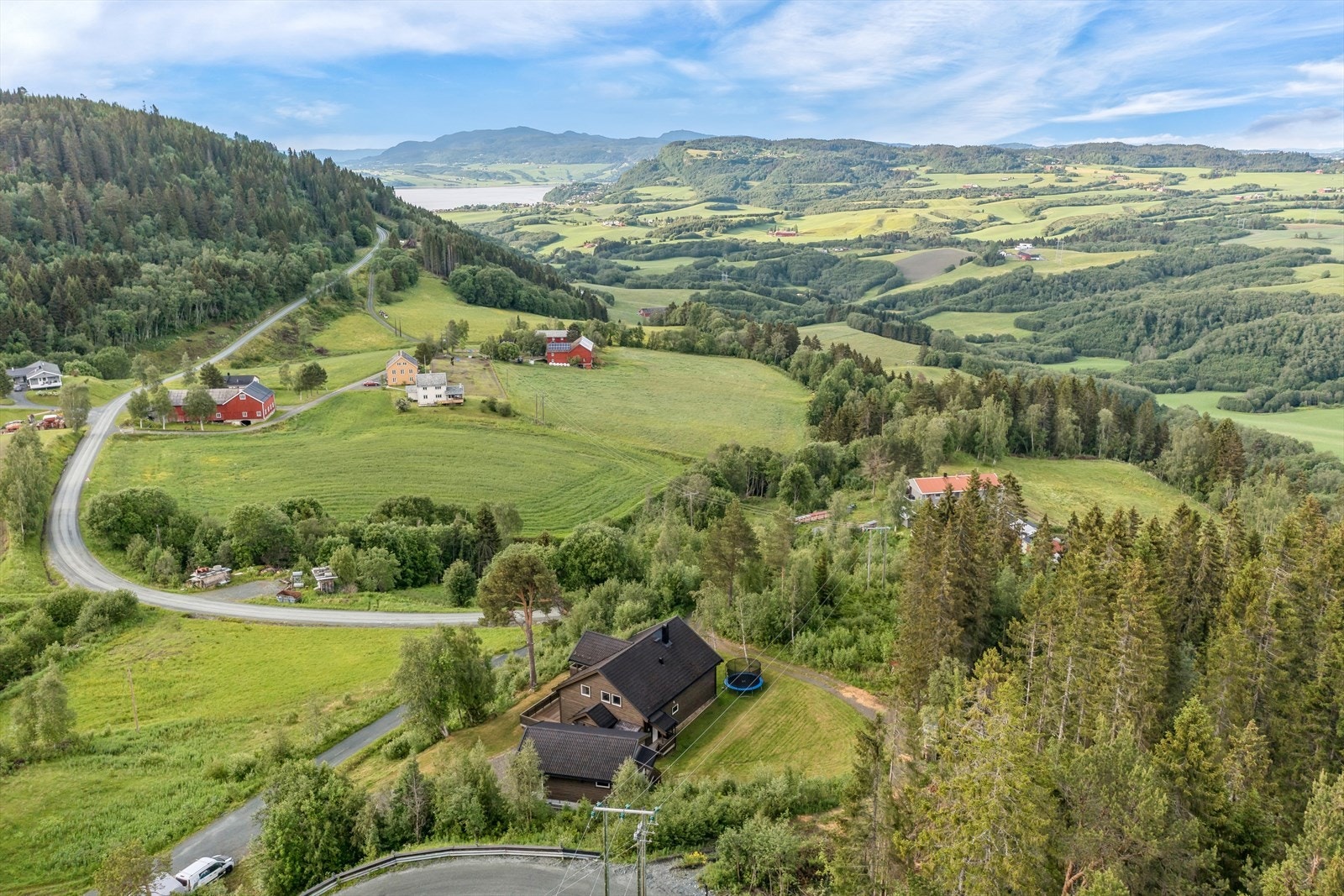 Her bor man omgitt av vakkert landskap, men likevel med nærhet til de fleste fasiliteter. Galleribilde