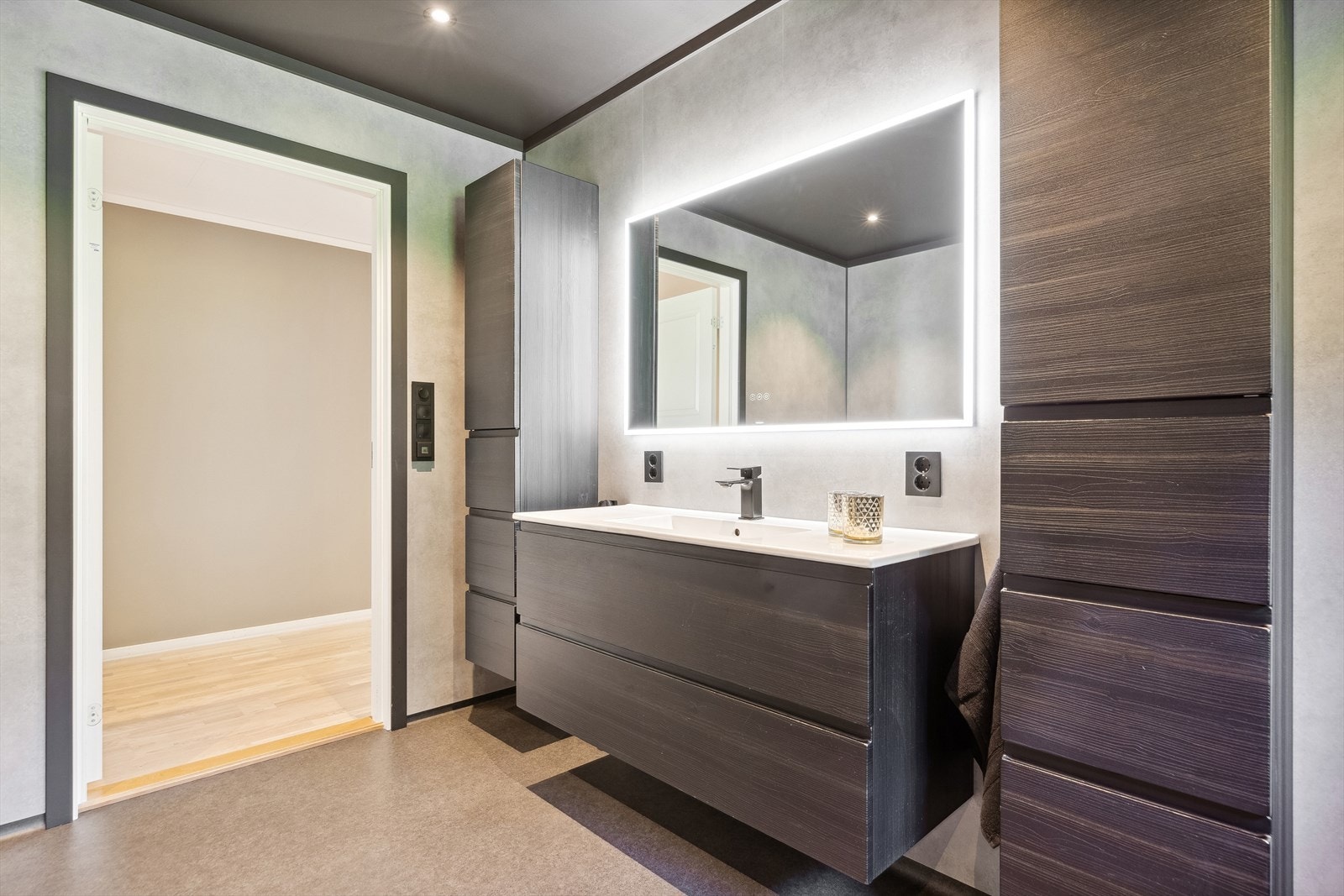 Med to høyskap og en romslig skuffeseksjon er det god plass til håndklær og velværeartikler. Galleribilde