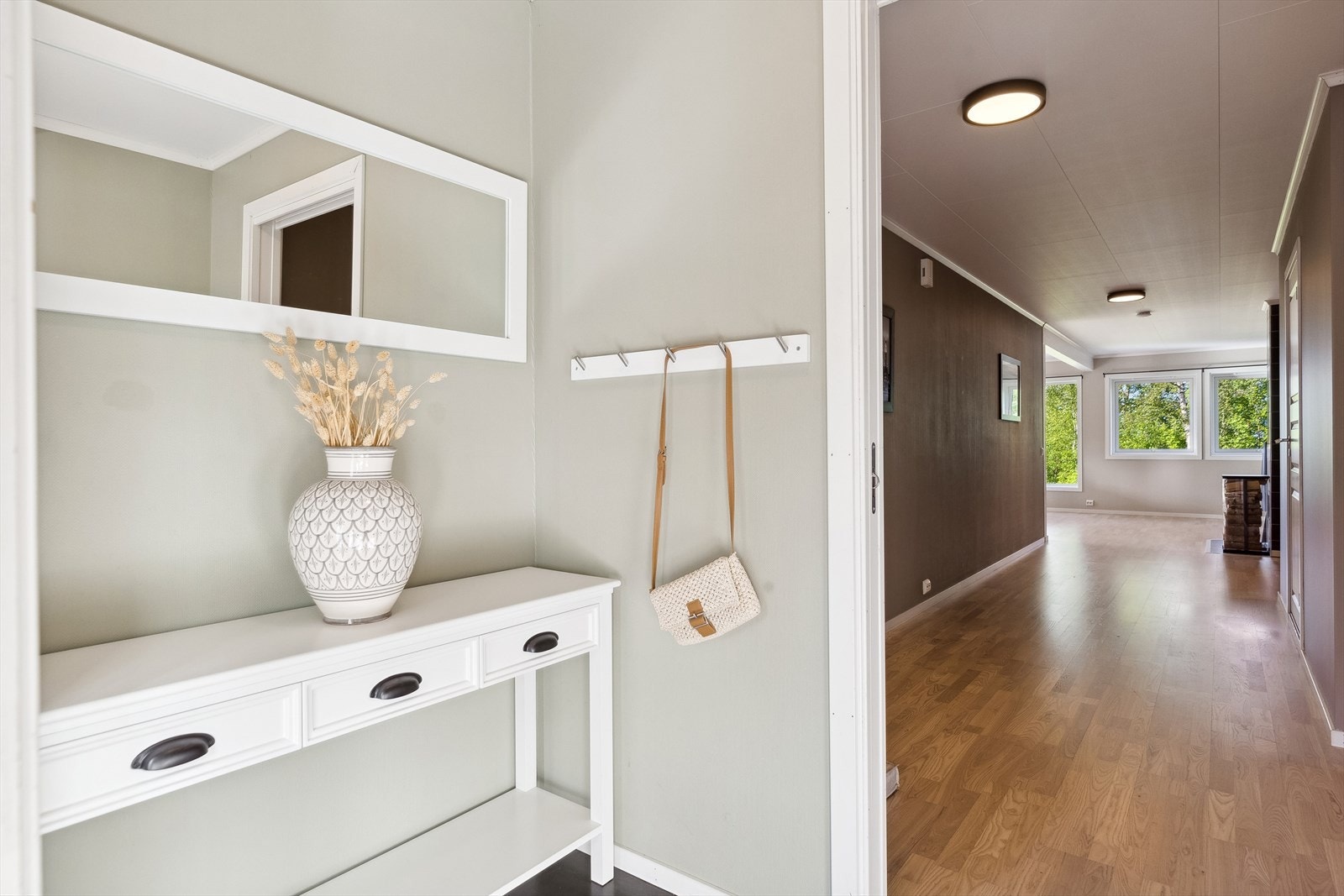 I entreen er det plass til yttertøyet og et konsollbord eller så. Galleribilde