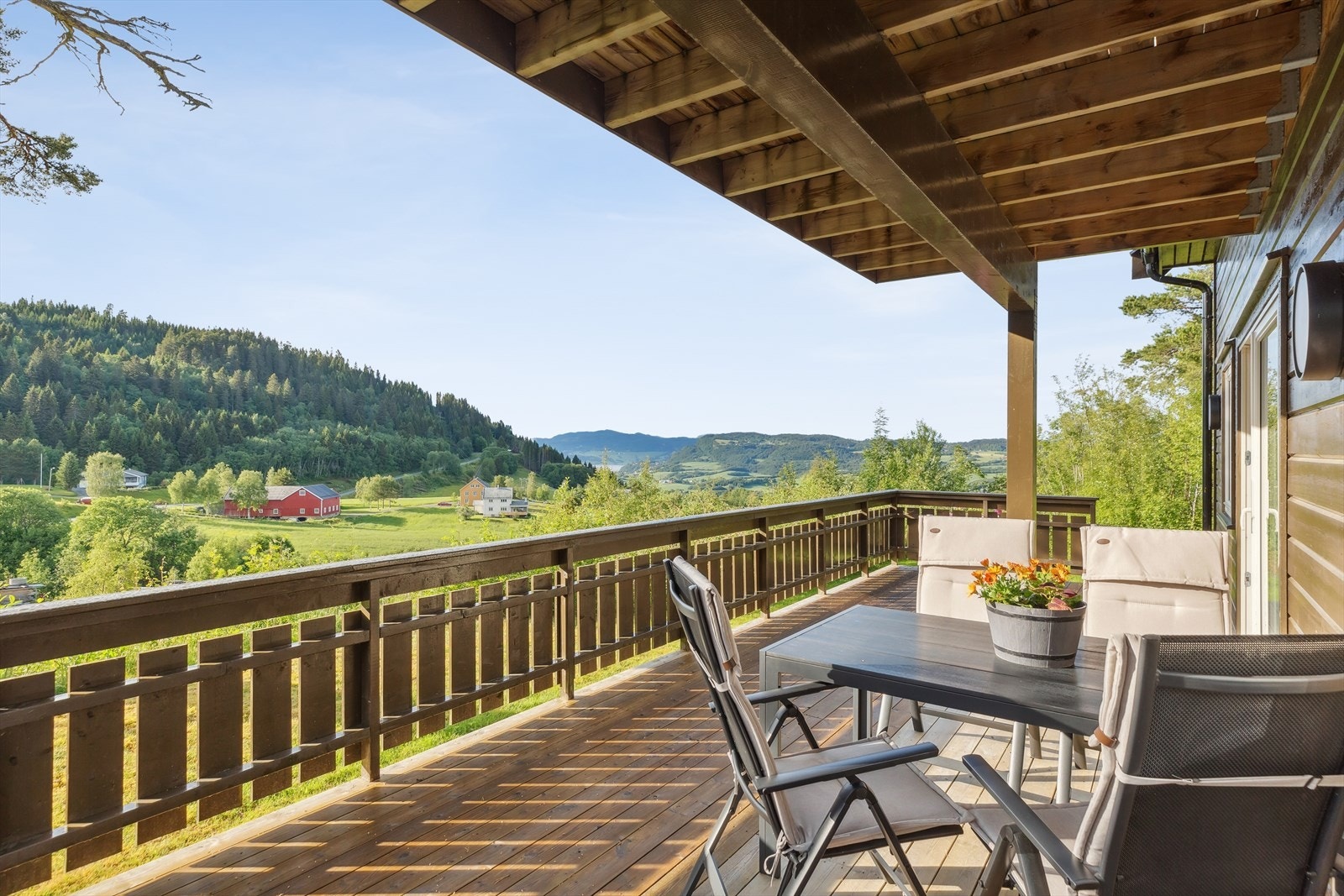 Utenfor stuen er det en hjørneterrasse på hele 66 kvm som strekker seg helt bort til inngangspartiet. Galleribilde