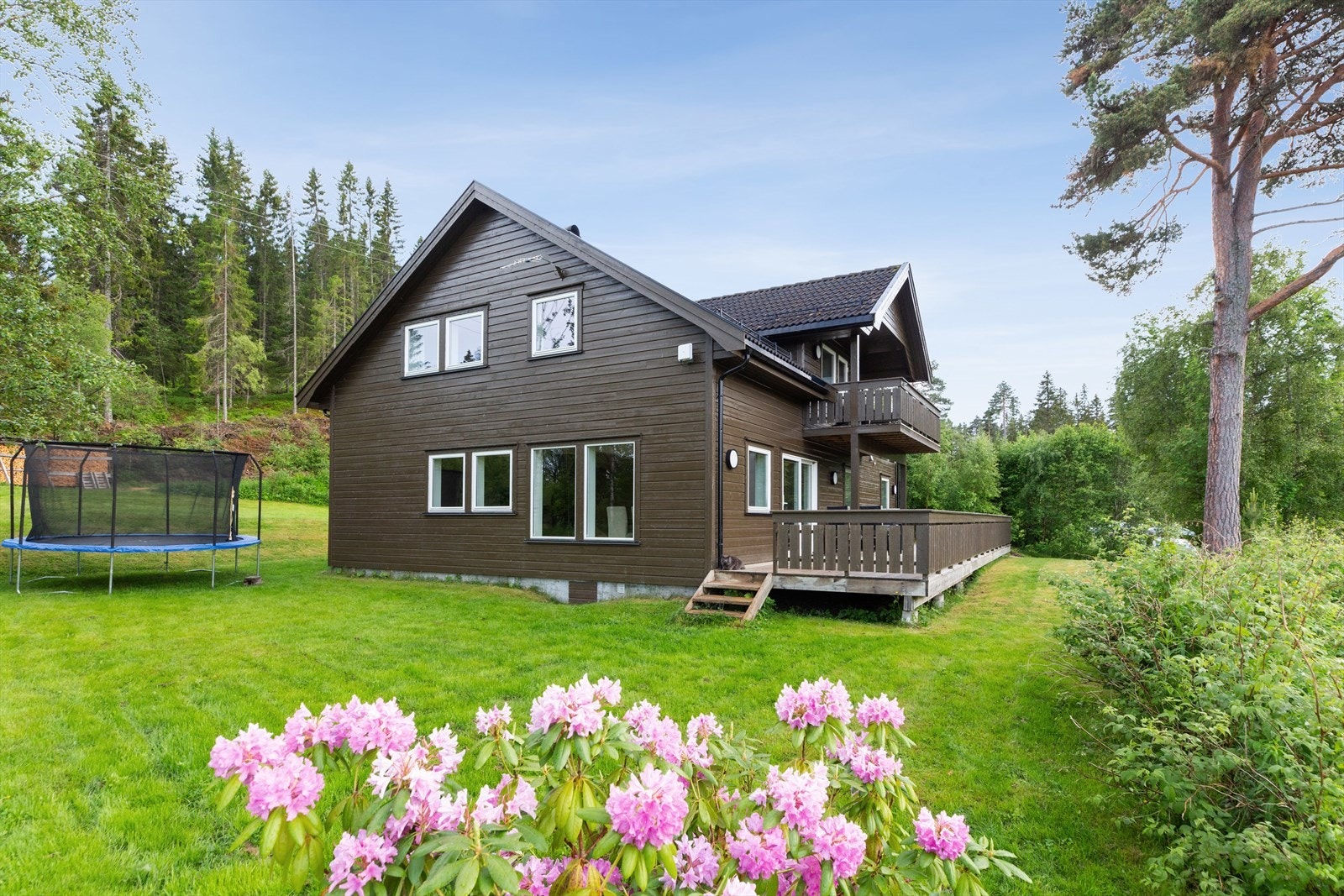 Rundt huset er det en velstelt hage hvor små, store og firbeinte kan hygge seg. Galleribilde