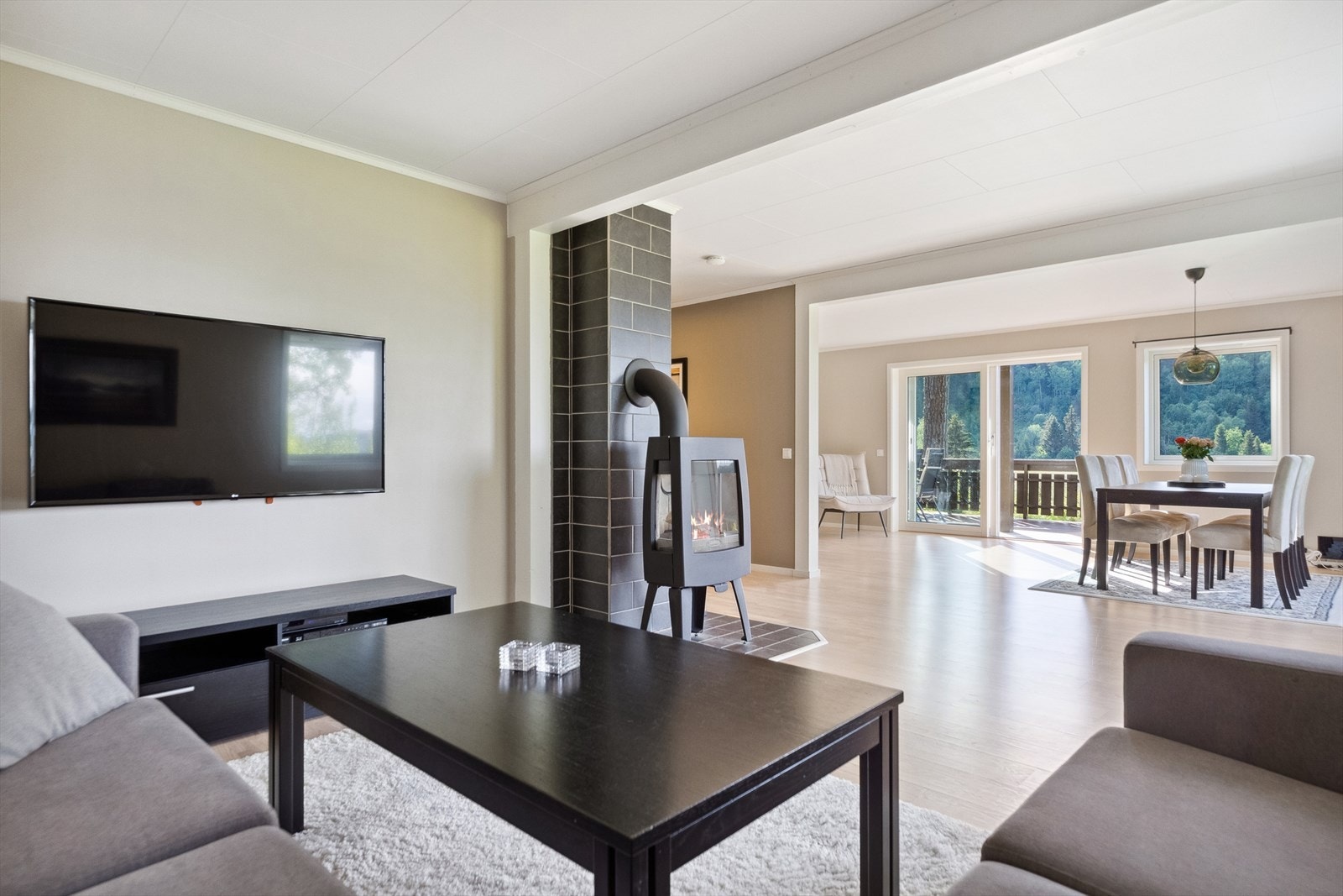 Stuen er fint oppdelt i soner som gir gode møbleringsmuligheter. Galleribilde