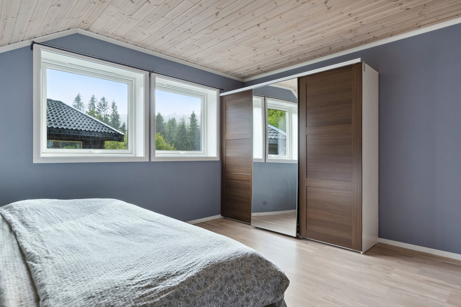 Det er garderobeskap på to av soverommene. Galleribilde