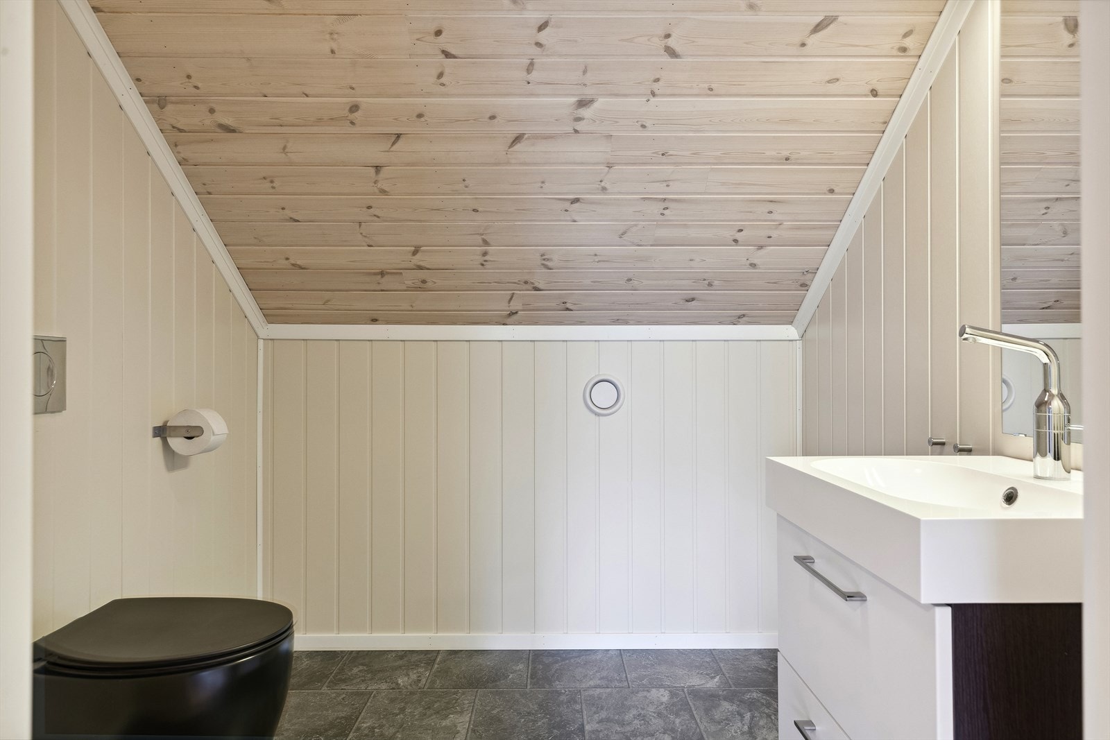 Toalettrommet har dør inn fra loftstuen. Galleribilde