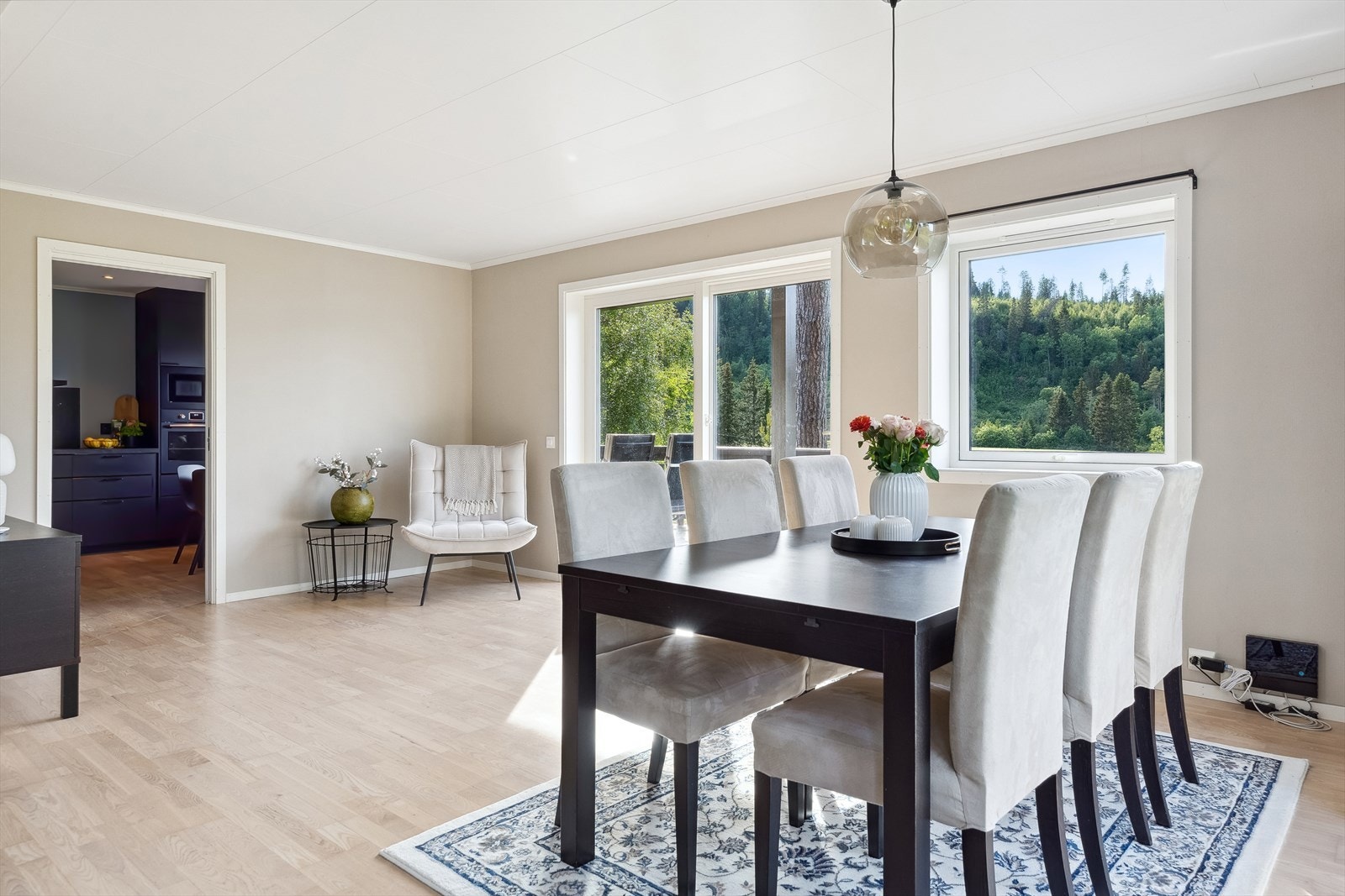 Kjøkkenet ligger i tilknytning til stuen. Galleribilde