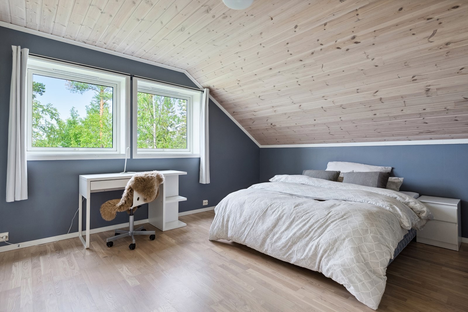 Soverommene oppe har alle koselig utforming med skråhimling. Galleribilde