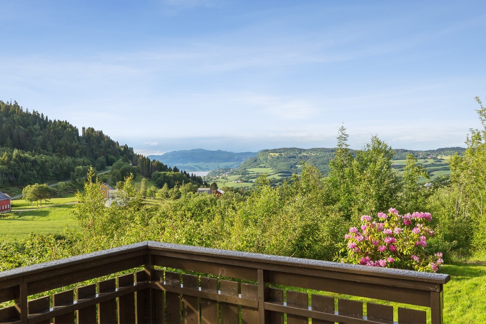 Fra terrassen kan øynene vandre utover åker, skog og sjø. Galleribilde