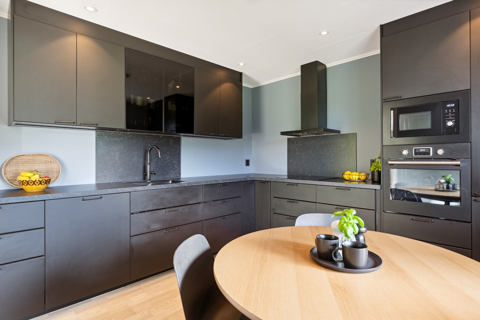 Den lekre, sorte kjøkkeninnredningen var ny i 2020. Galleribilde